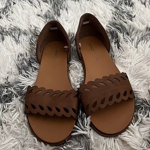 Sandals size 5.5 it’s a nice drown only worn ones